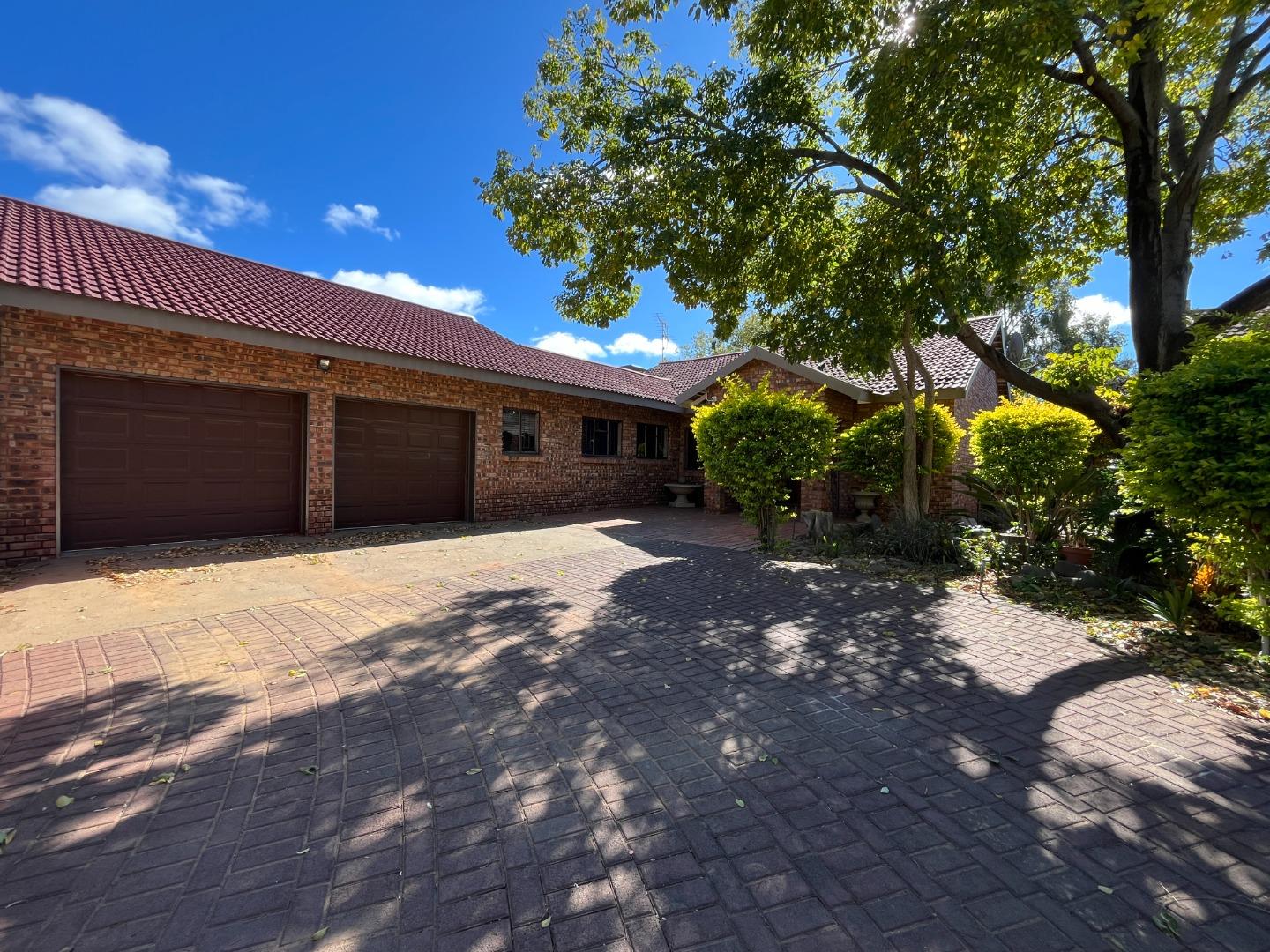 5 Bedroom House for sale in Royldene 13 Avenue P24114524308