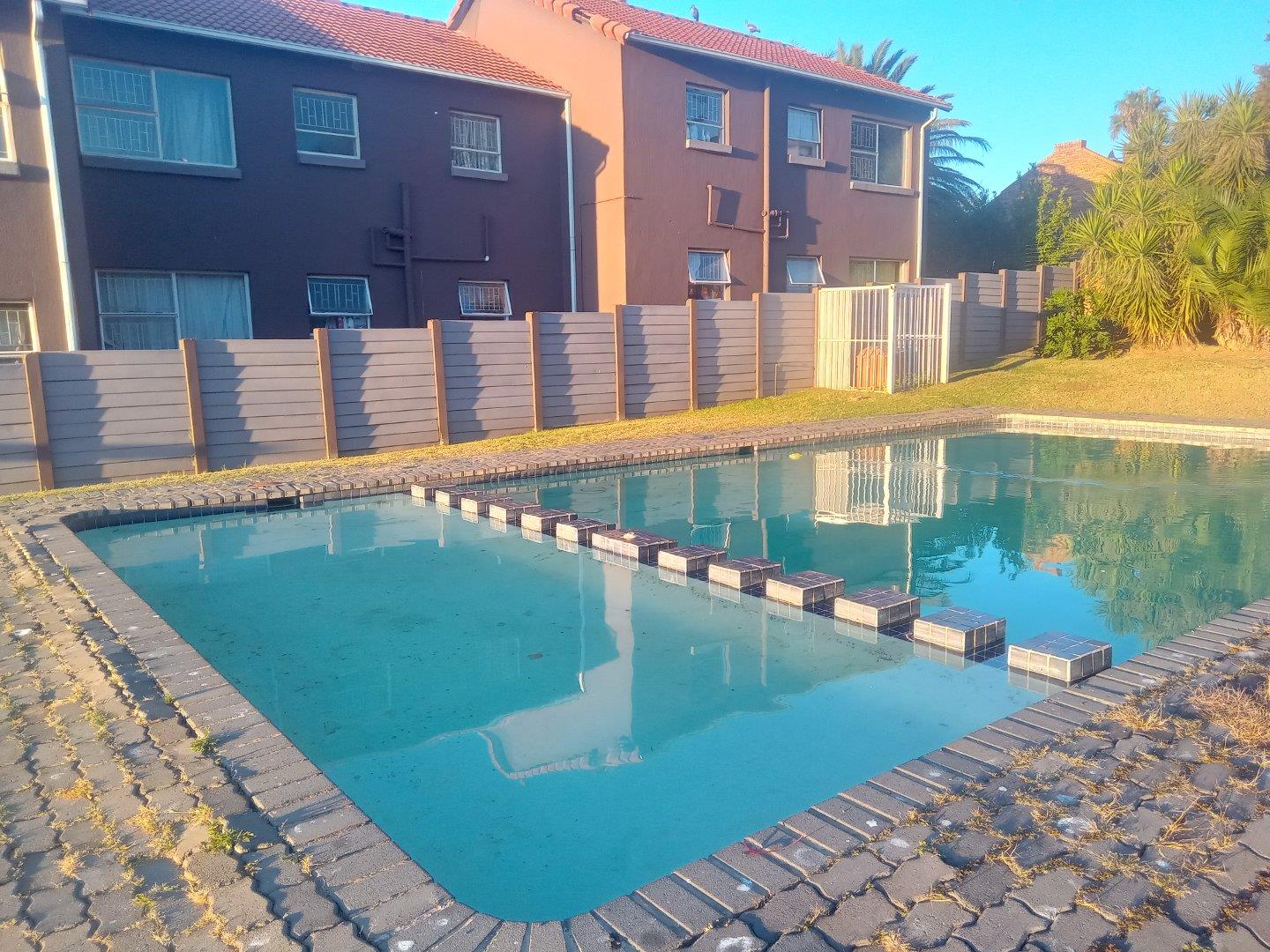 2 Bedroom Townhouse to rent in Vorna Valley P24114525080