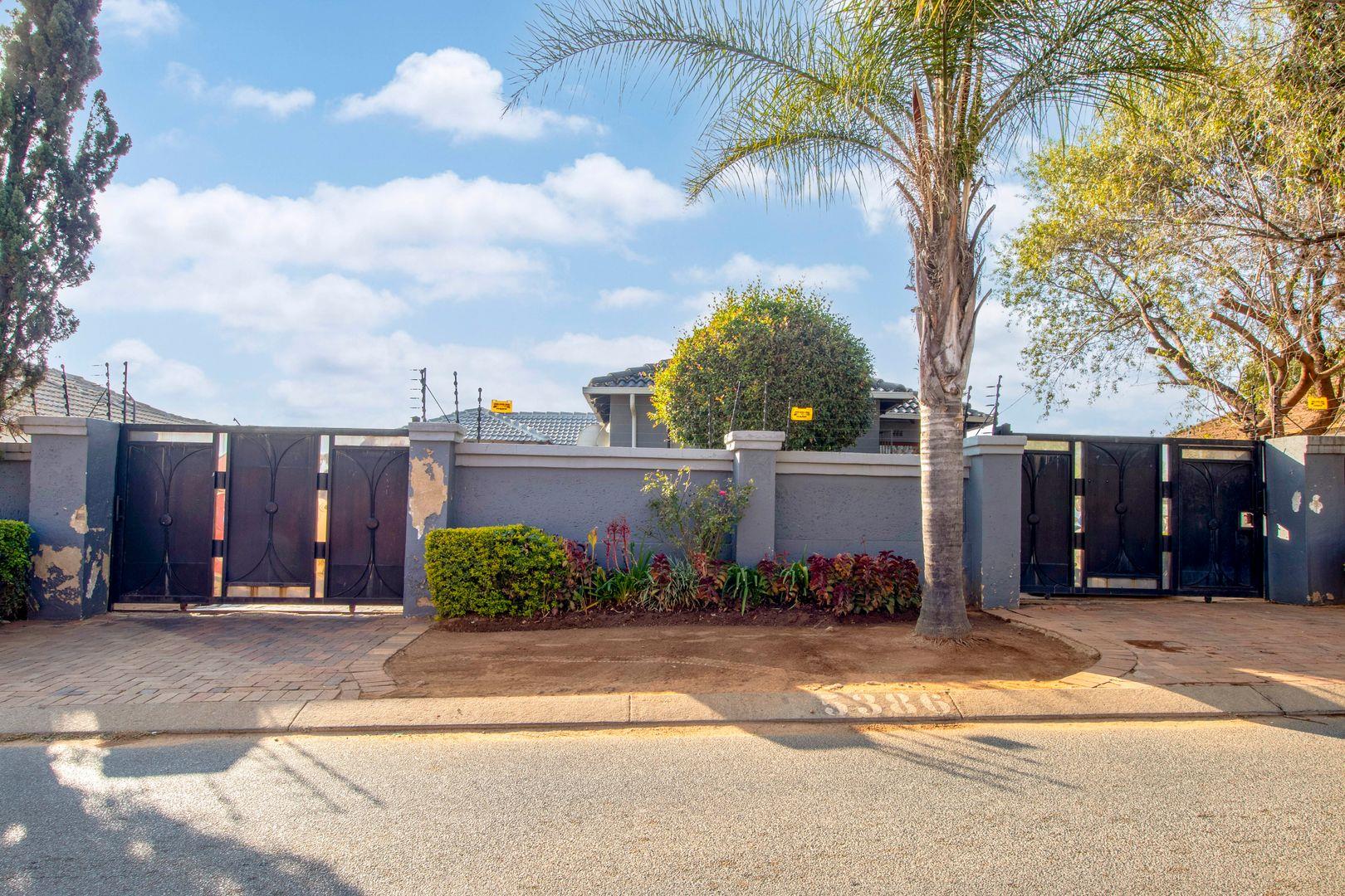 8 Bedroom House for sale in Cosmo City P24114526636