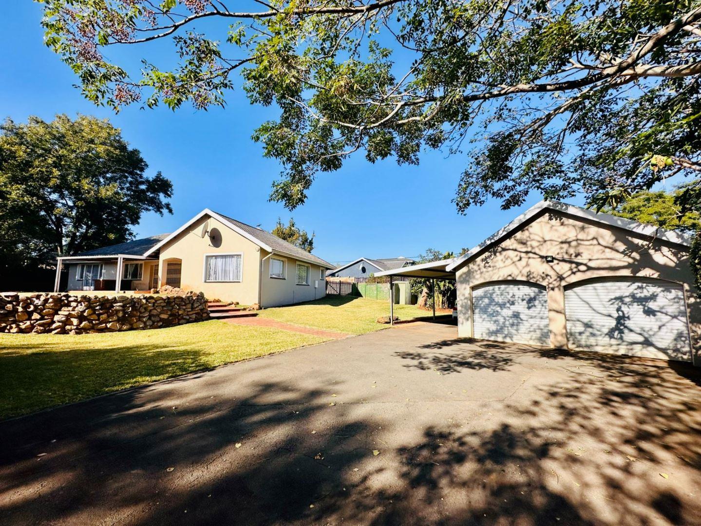 4 Bedroom House for sale in Hayfields P24114527075