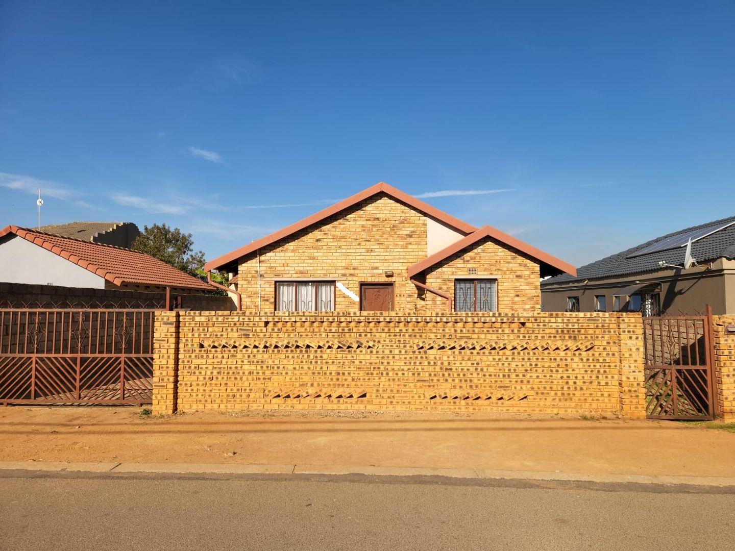 2 Bedroom House for sale in Protea Glen 4 Slash Pine Crescent P24114527943