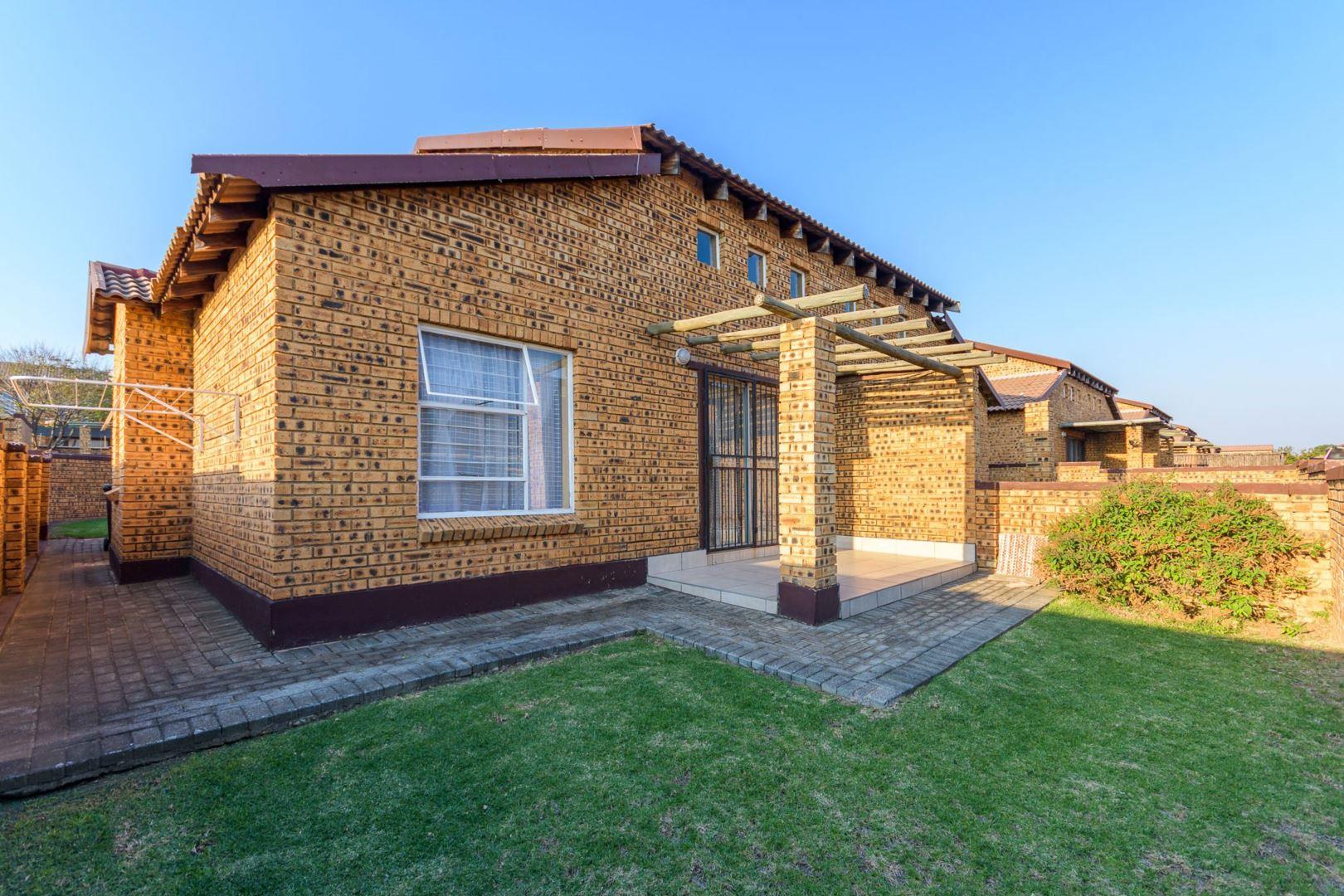 2 Bedroom Townhouse for sale in Honeypark P24114529350