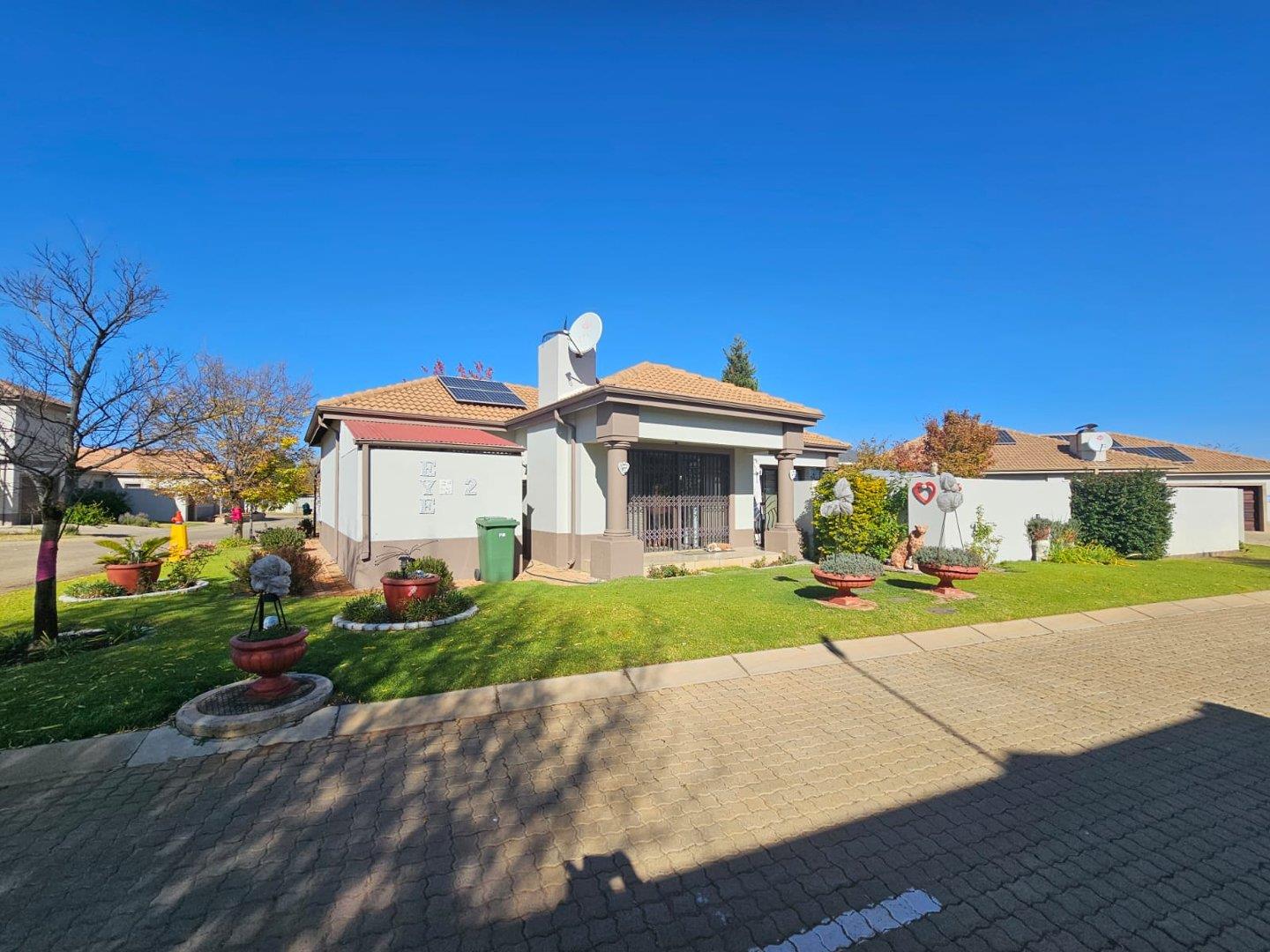 2 Bedroom House for sale in Waterberry Estate P24114507518