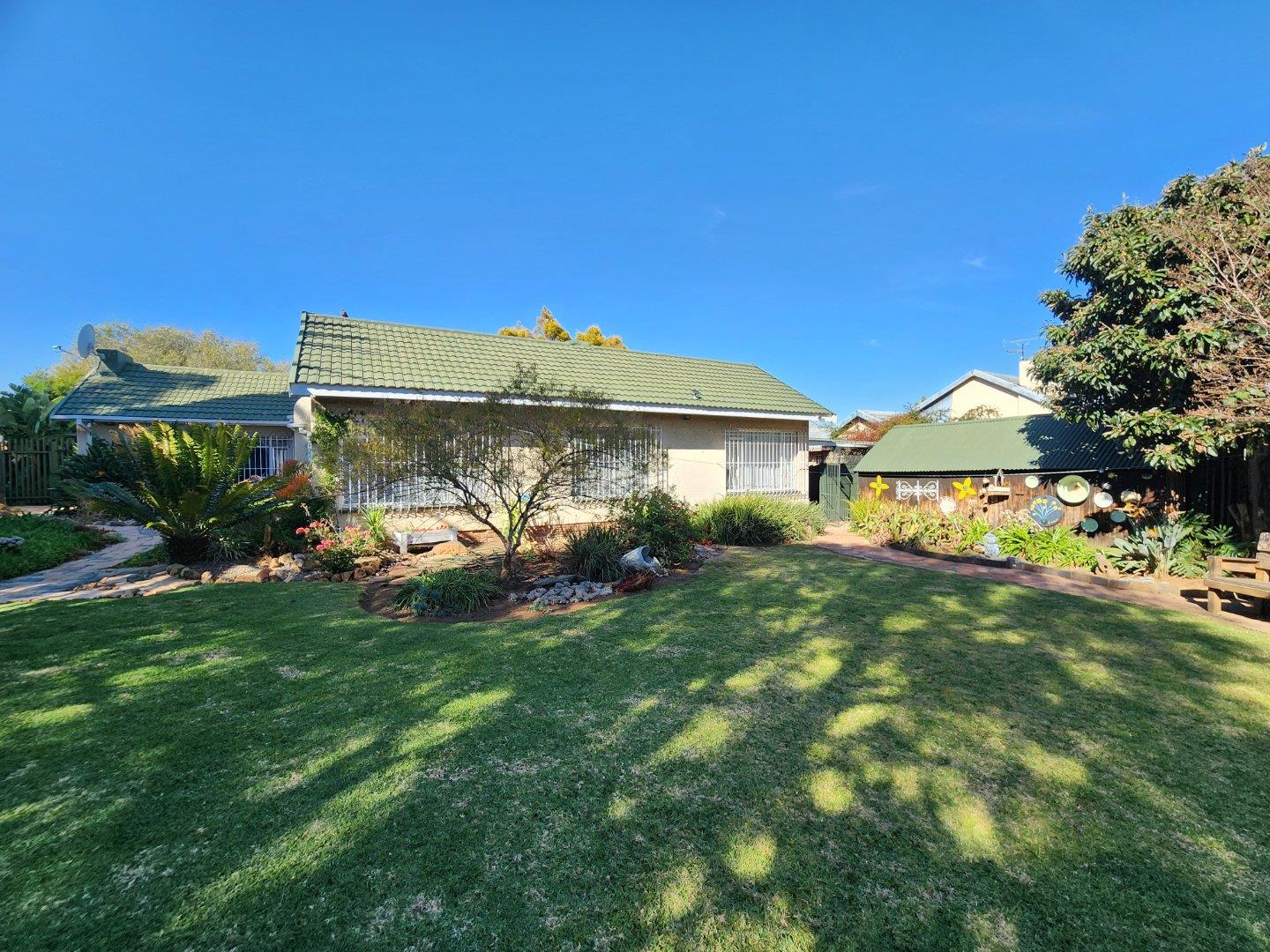 4 Bedroom House for sale in Brackendowns P24114532242