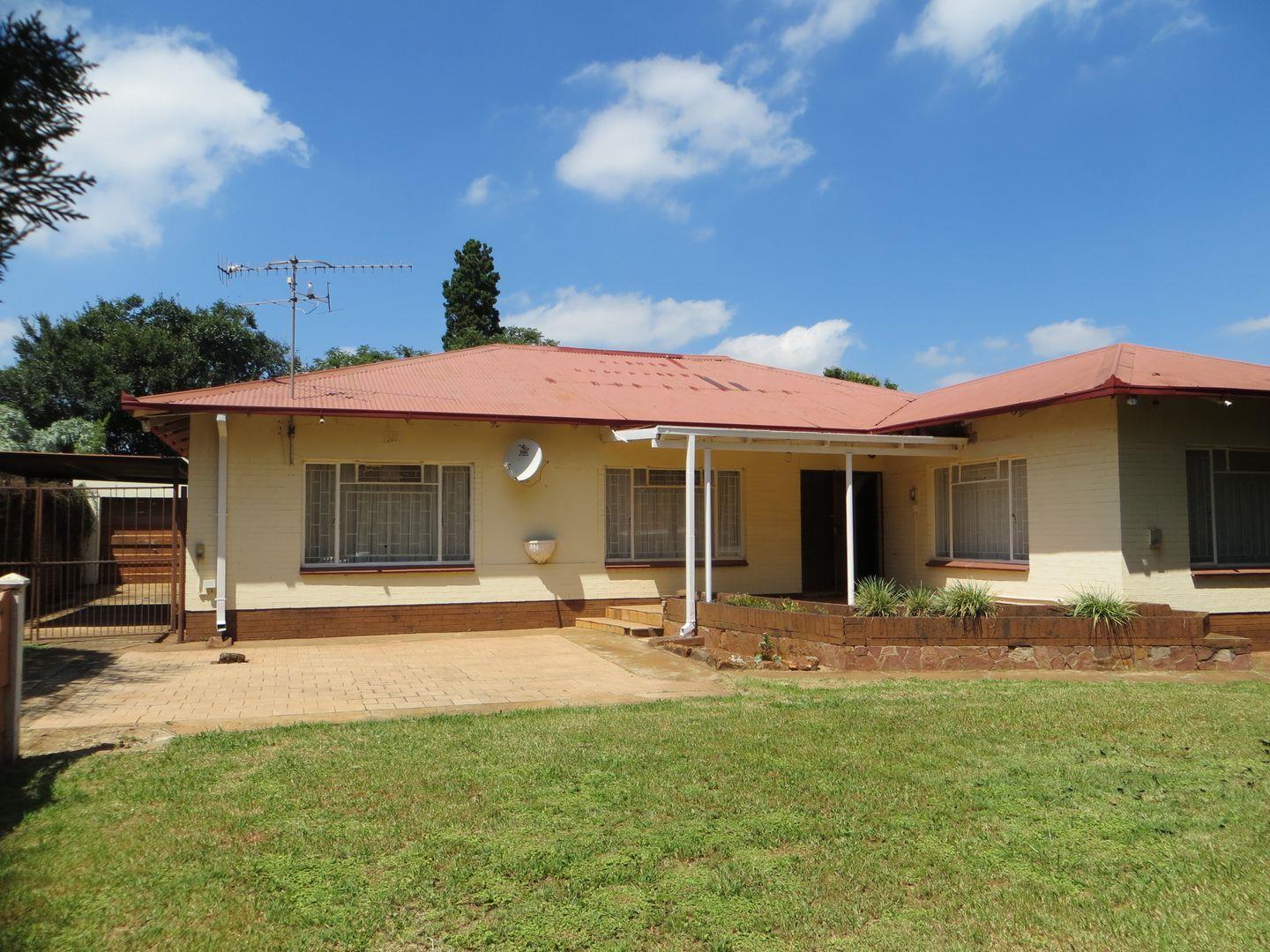 4 Bedroom House for sale in Carletonville Central P24114532441