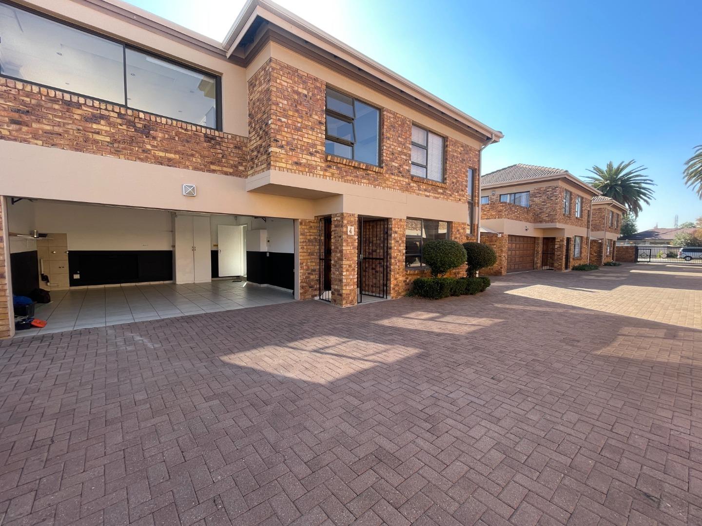 3 Bedroom Townhouse for sale in New Redruth P24114533495