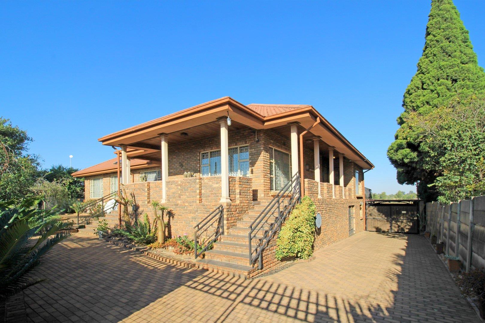 3 Bedroom House for sale in Bonaero Park P24114533645