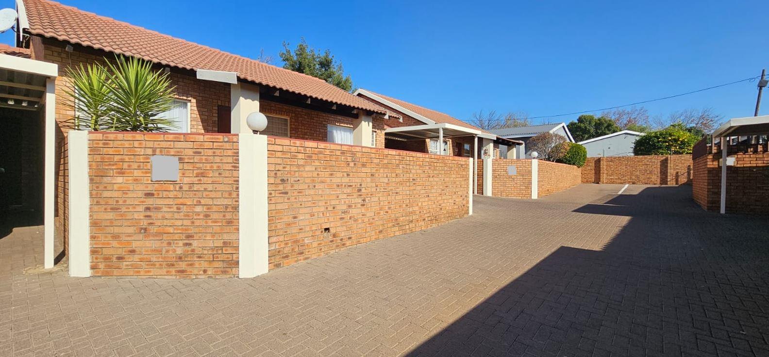 2 Bedroom Townhouse for sale in Middelburg Central P24114534020