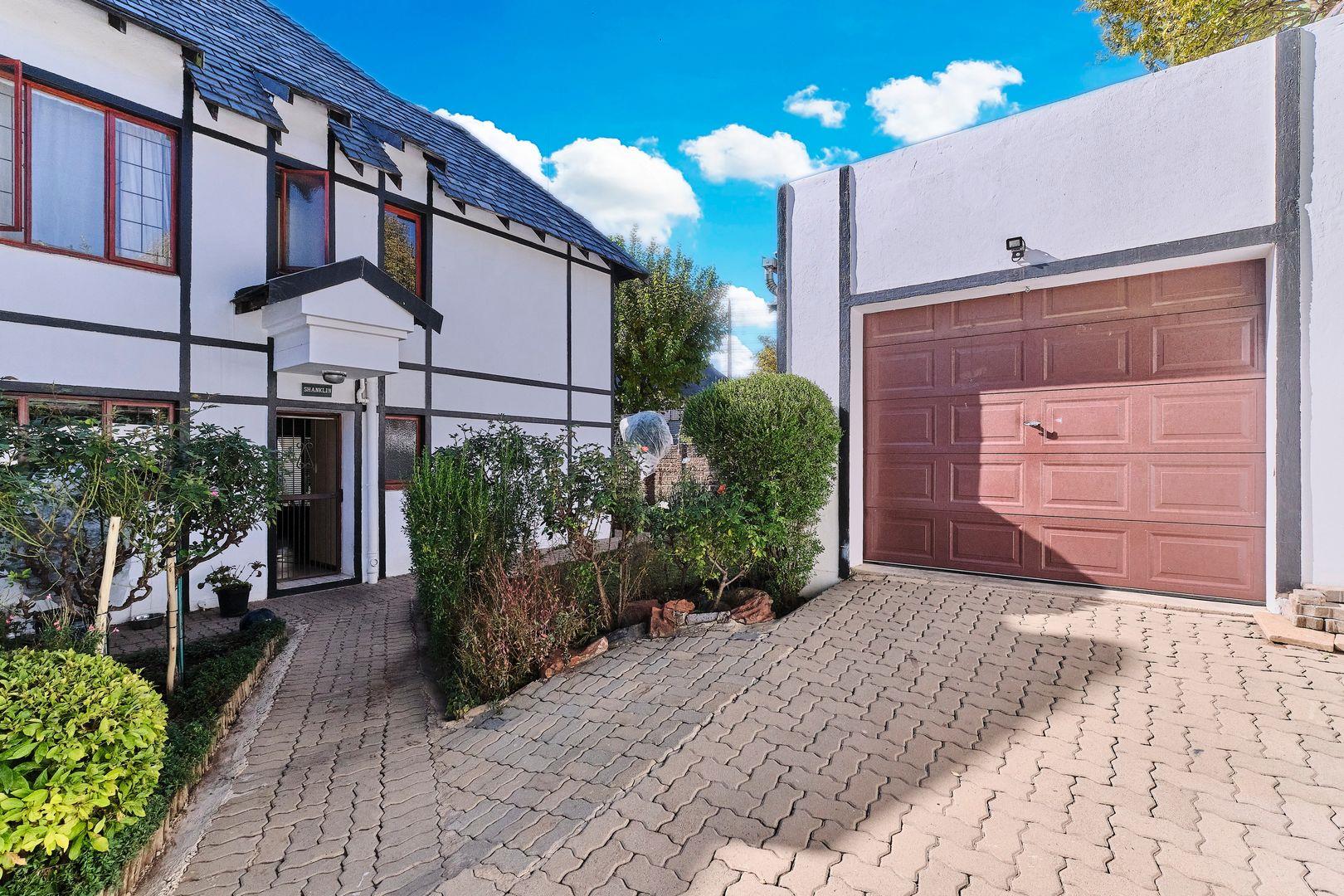 3 Bedroom House for sale in Sunninghill P24114534022