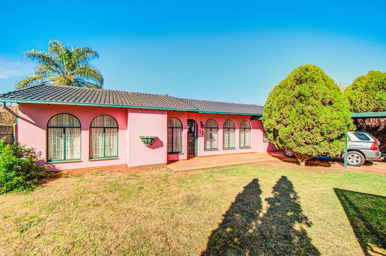 3 Bedroom House for sale in Crystal Park P24114534081