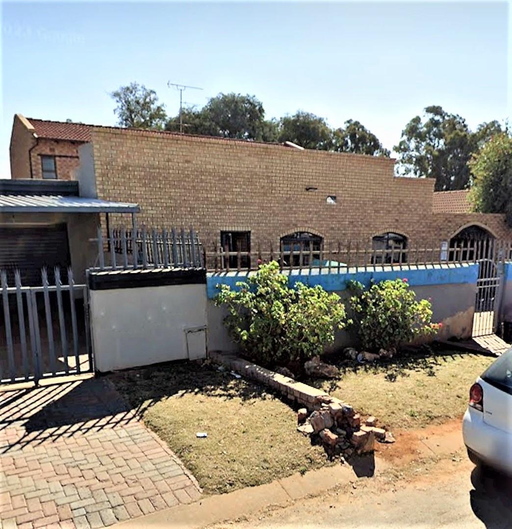 6 Bedroom House for sale in Lenasia Ext 13 58 Berillium Circle P24