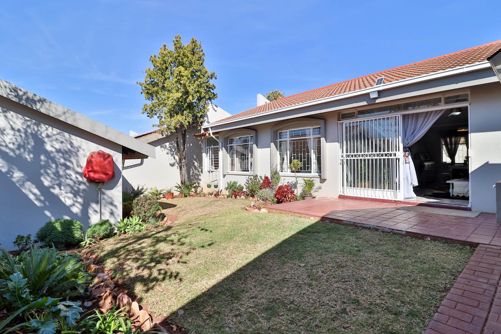 3 Bedroom Townhouse for sale in Moreleta Park P24113581129