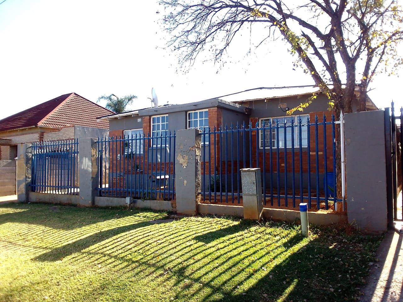 3 Bedroom House for sale in Roodepoort North 39 Seventh Avenue P24