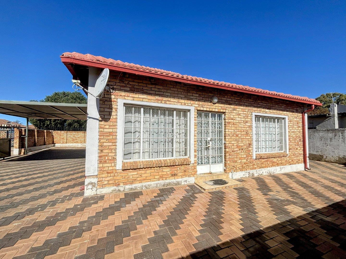 2 Bedroom Townhouse for sale in Robin Park Unit 12 The Green P24