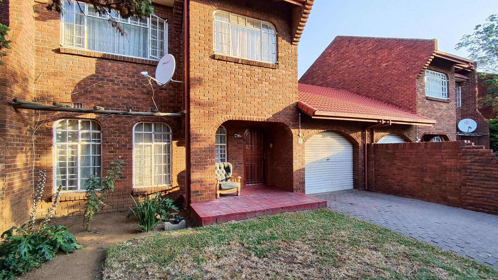 2 Bedroom Townhouse for sale in Boksburg North P24114536673