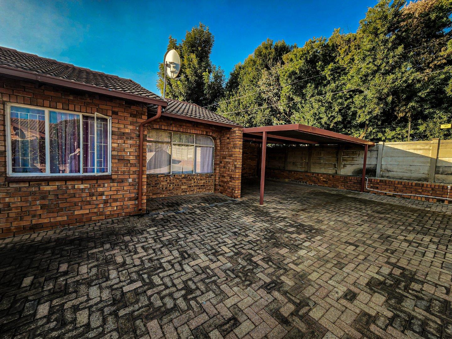 4 Bedroom Townhouse for sale in Krugersdorp North 5 Krugersig/162