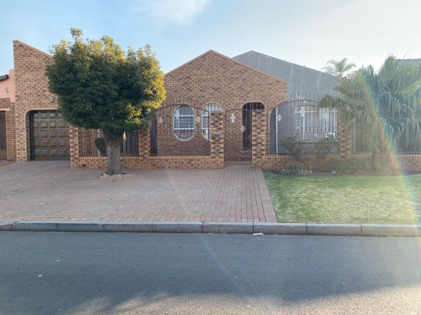 4 Bedroom House for sale in Actonville P24114538597