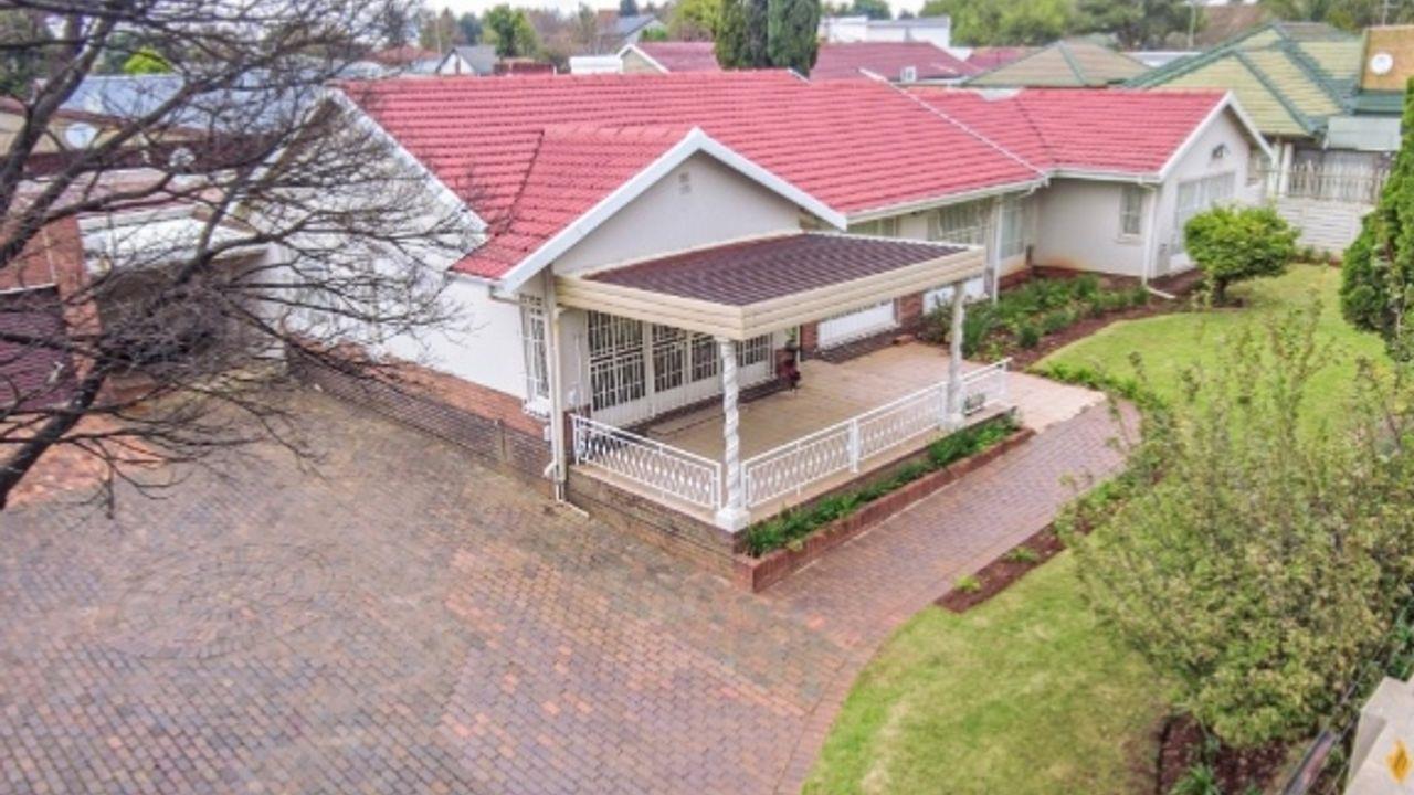 2 Bedroom House for sale in Malvern East 20 St Road P24