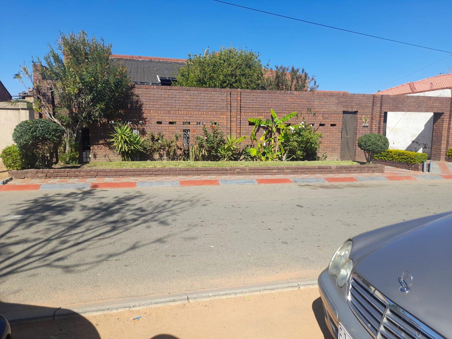 3 Bedroom House for sale in Orlando East P24114539136