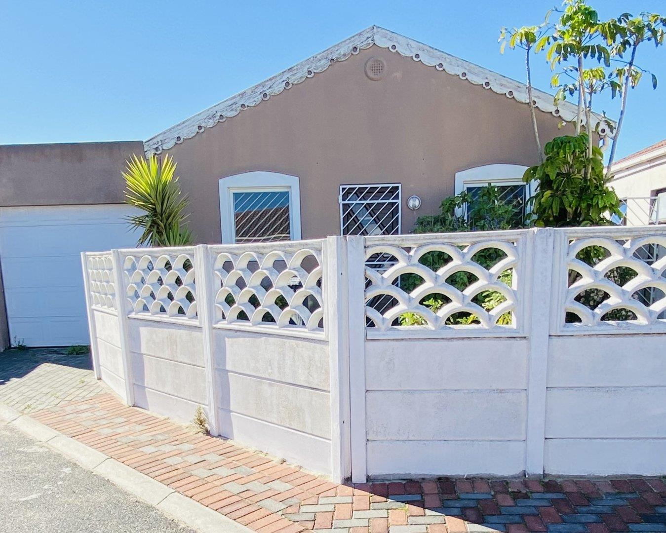 2 Bedroom House for sale in Rondevlei Park P24114541927