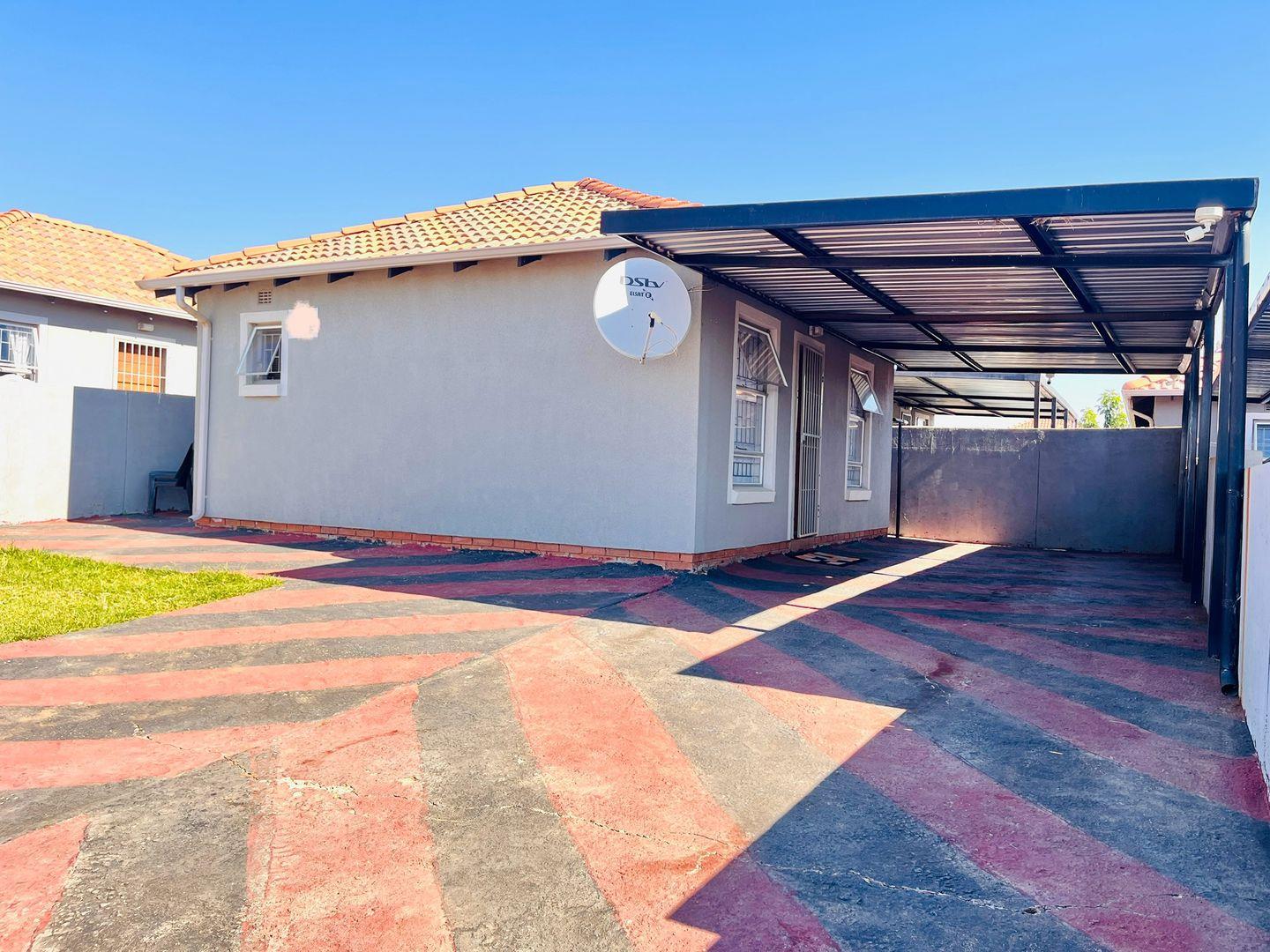 2 Bedroom House for sale in Lotus Gardens P24114545069