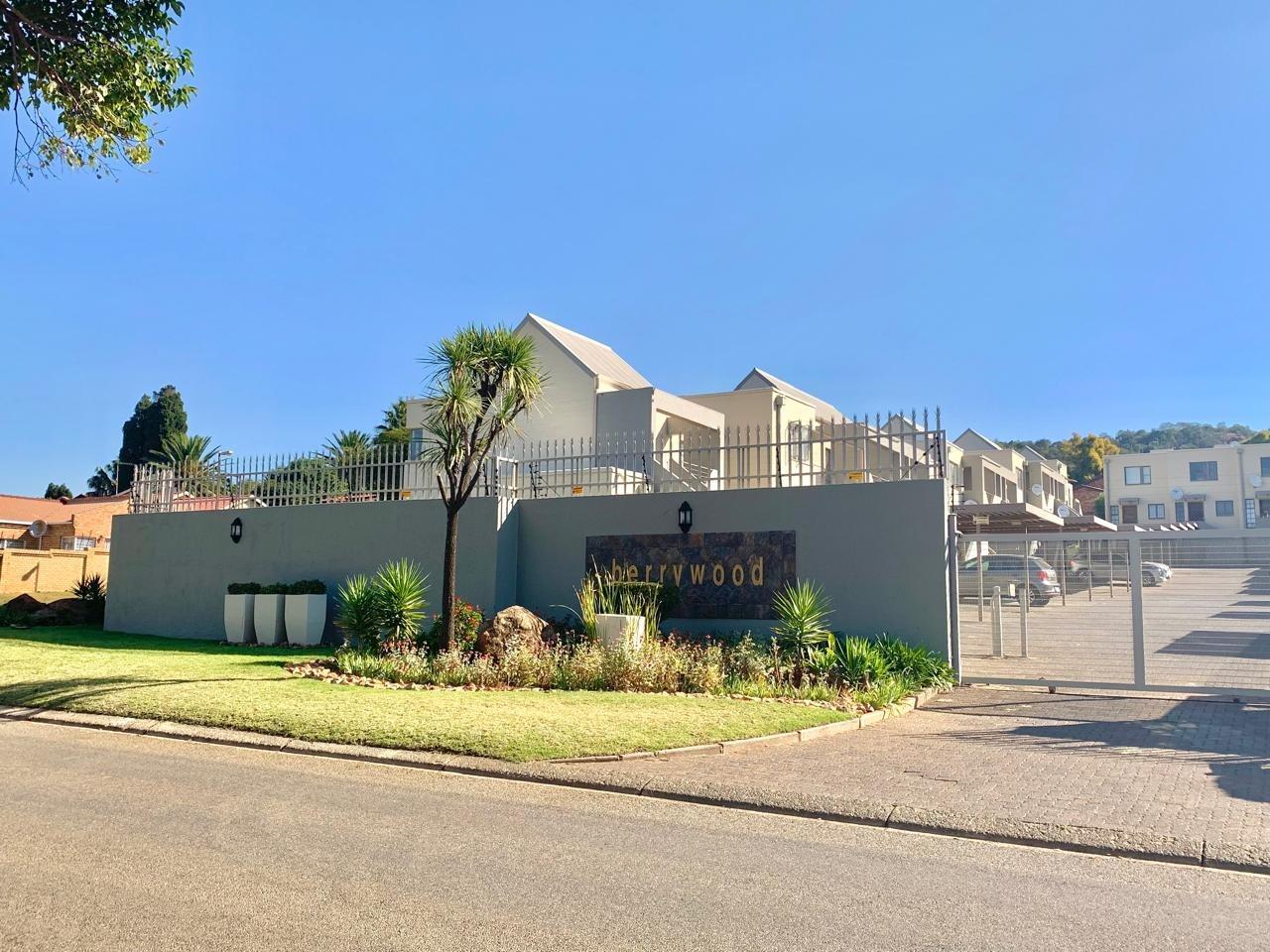 2 Bedroom Townhouse for sale in Glenvista P24114545121