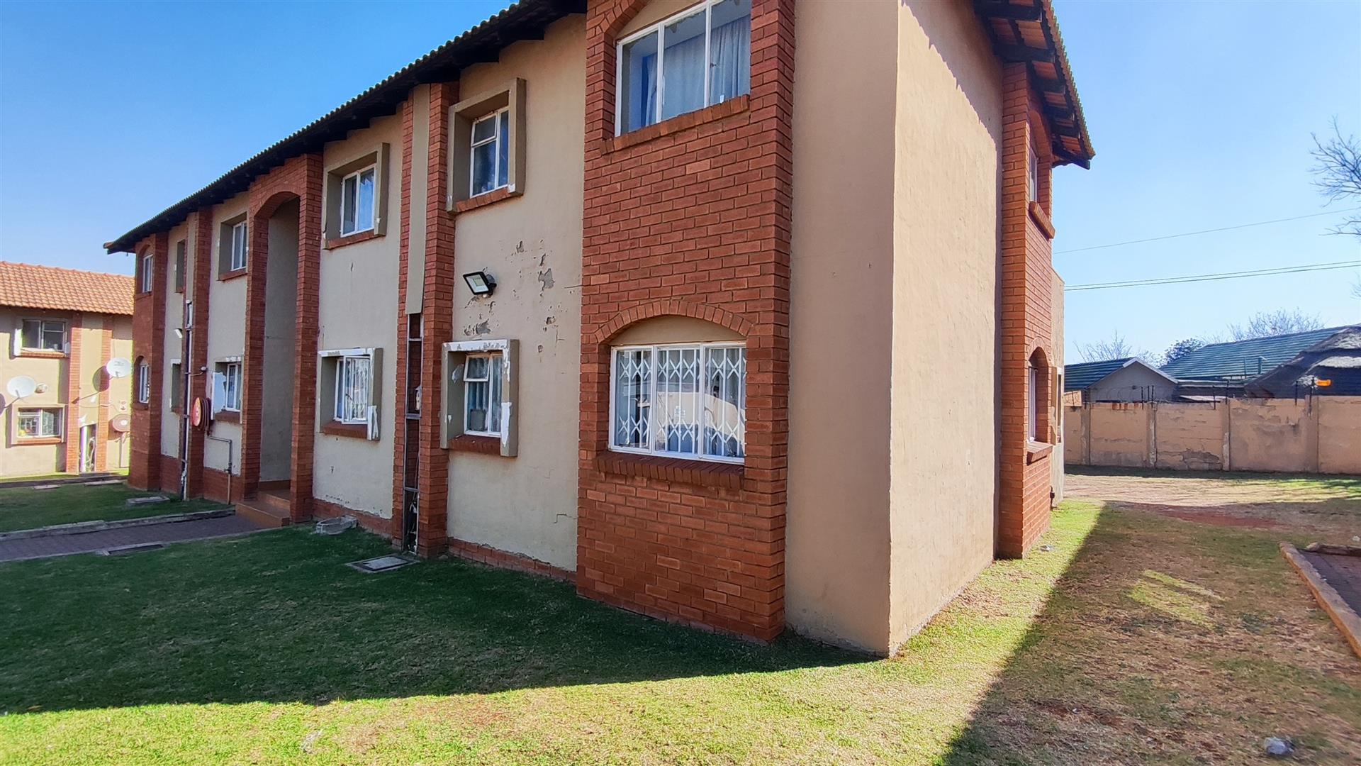 3 Bedroom Townhouse for sale in Rensburg P24114289876