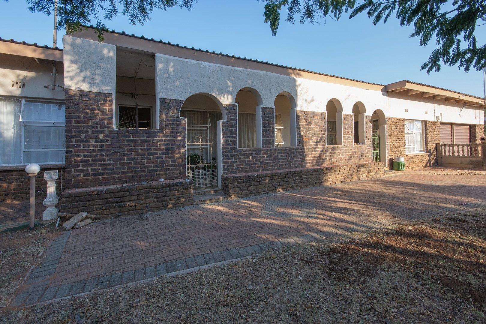 4 Bedroom House for sale in Rensburg P24114546409