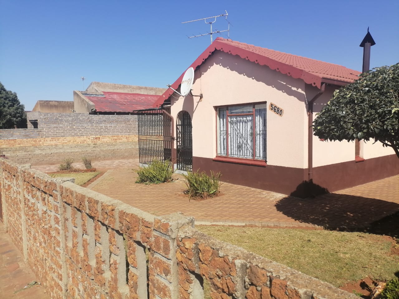 2 Bedroom House to rent in Daveyton P24114547321