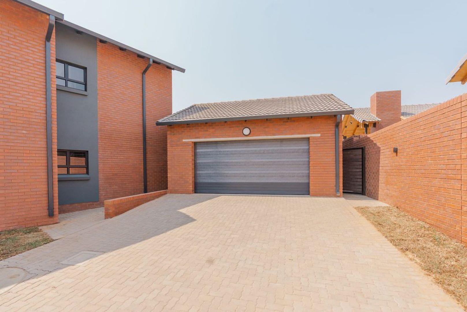 3 Bedroom Townhouse to rent in Olympus AH 40 Iq Zomerlust, 2518 Midas