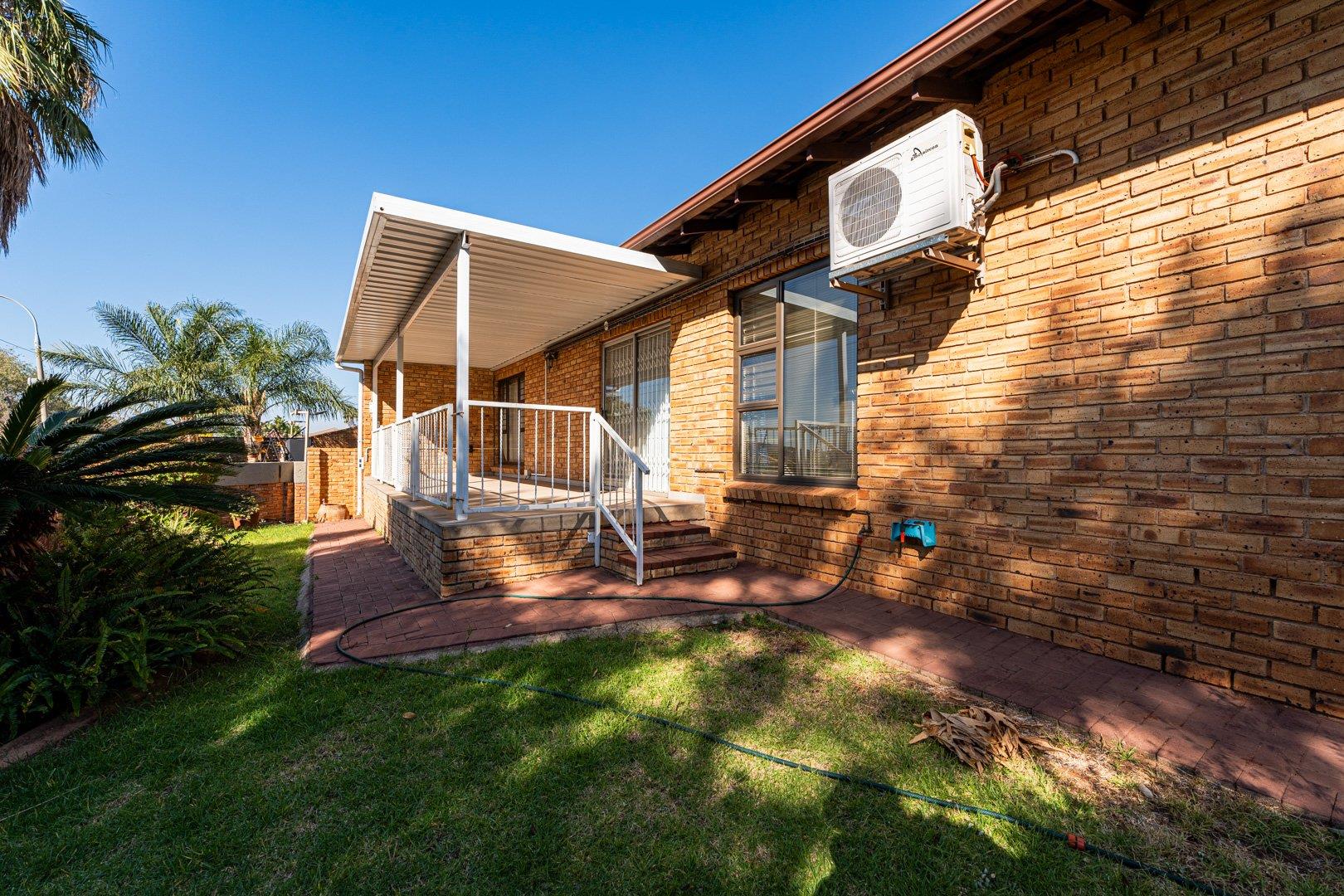 3 Bedroom House for sale in Little Falls 13 Weaver's Crest, 981