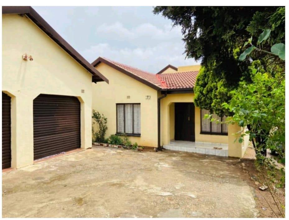 4 Bedroom House for sale in Isiphetweni 19 Conakry Street P24114582453