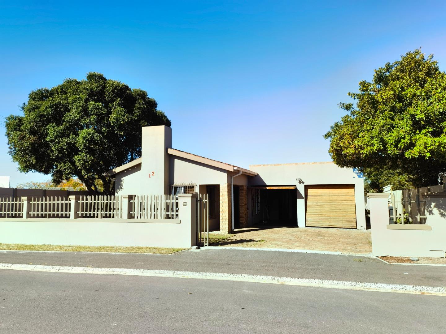 3 Bedroom House for sale in Grassy Park P24114548154