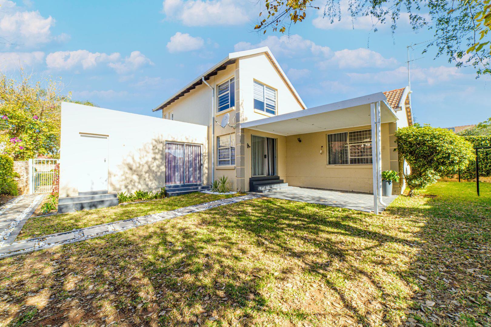 4 Bedroom House for sale in Broadacres P24114549444