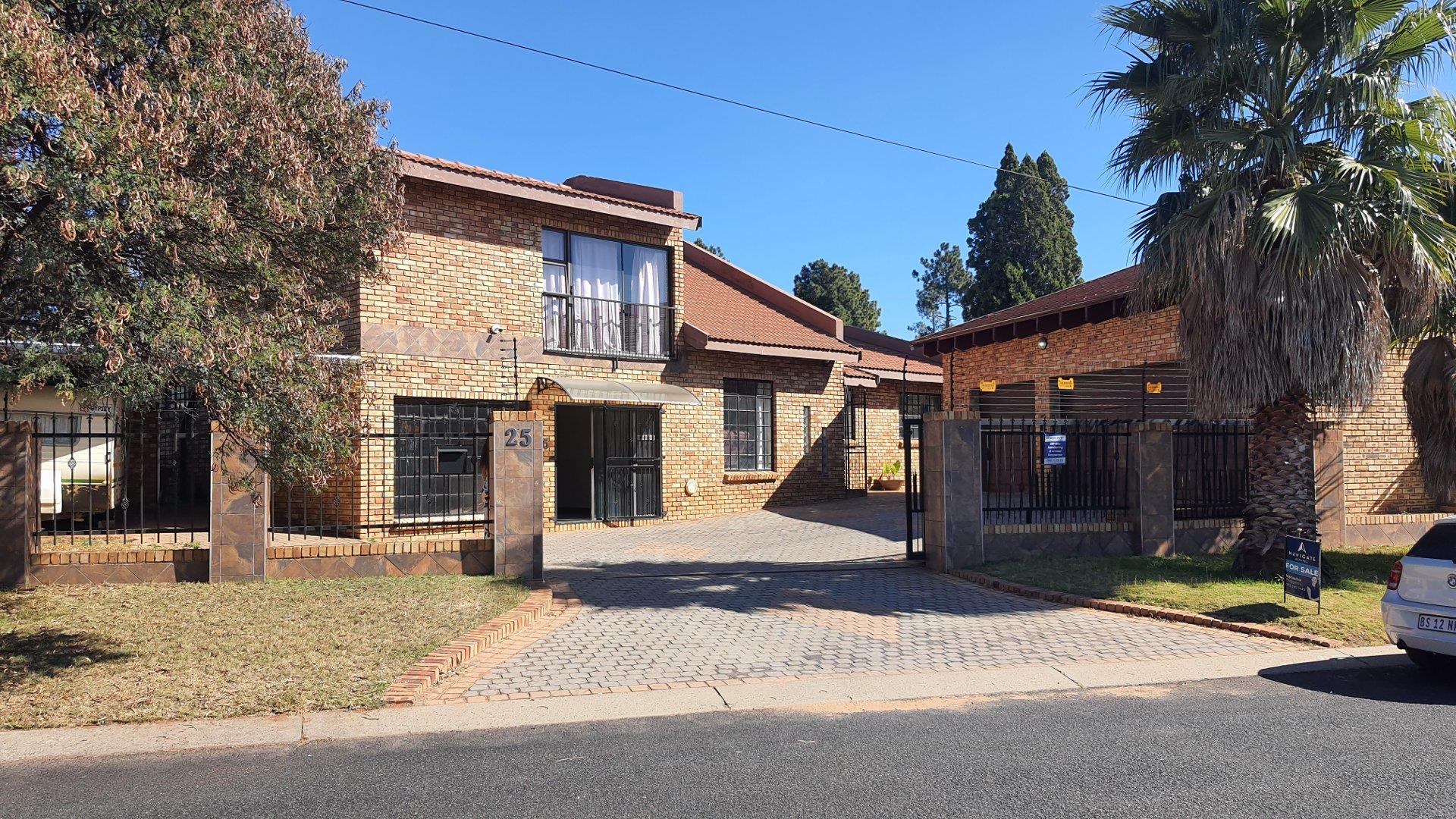 3 Bedroom House for sale in Rant En Dal 25 Volstruis Street P24