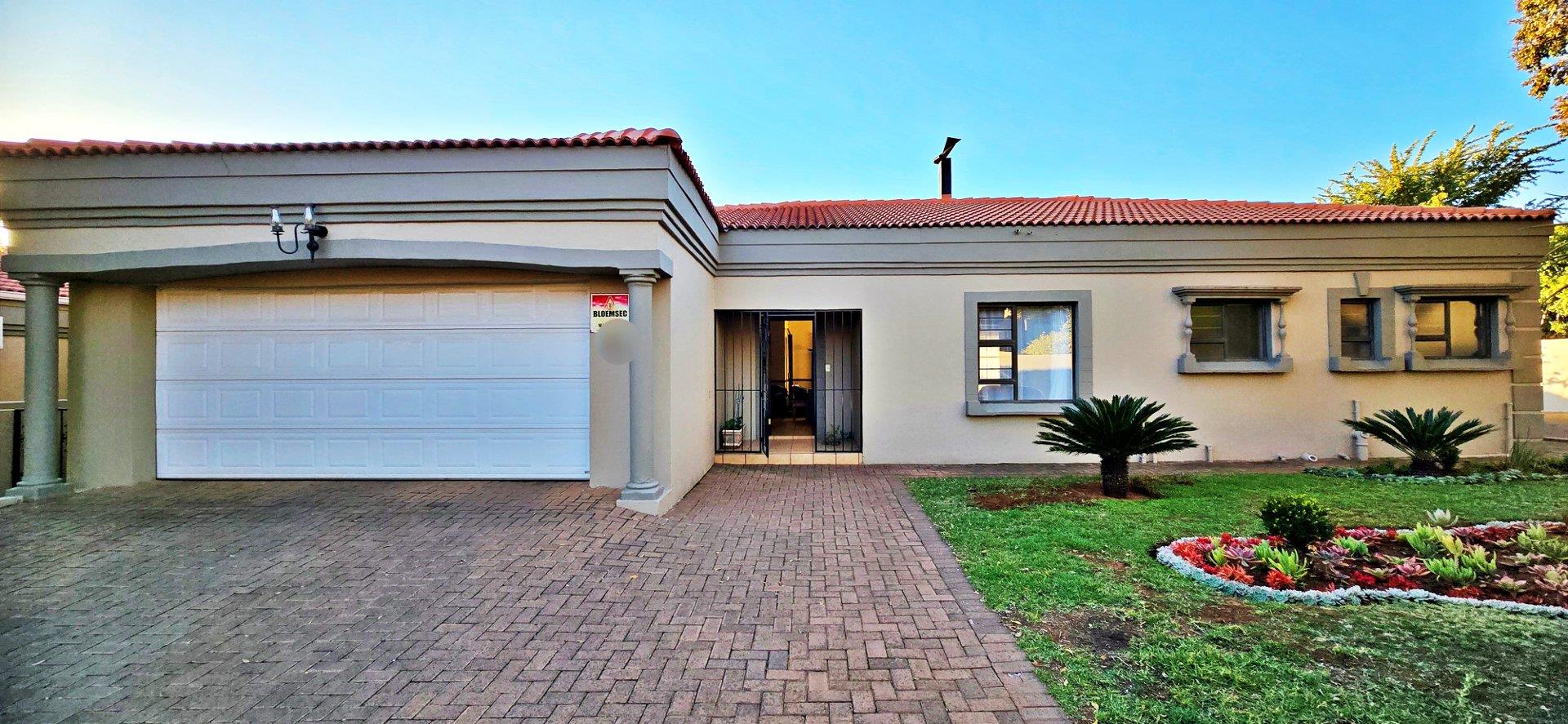 3 Bedroom Townhouse for sale in Dan Pienaar 36 Eddiedebeer Street