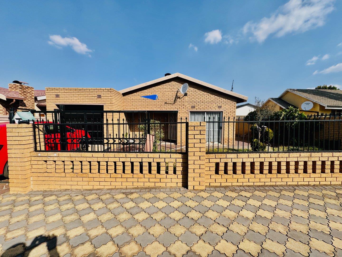 3 Bedroom House for sale in Pimville Zone 5 P24114551516