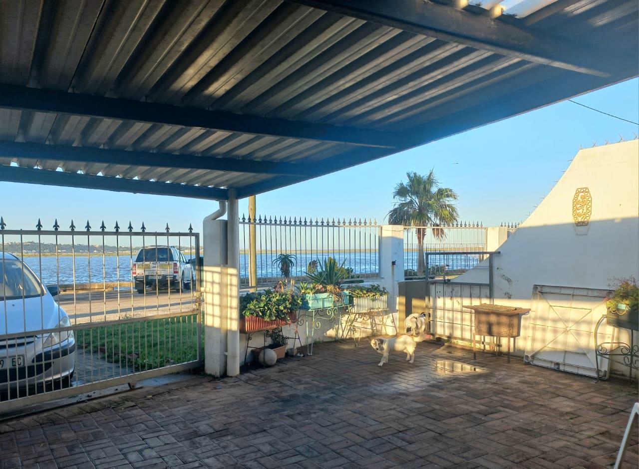 2 Bedroom House for sale in Swartkops 38 The Strand Street P24