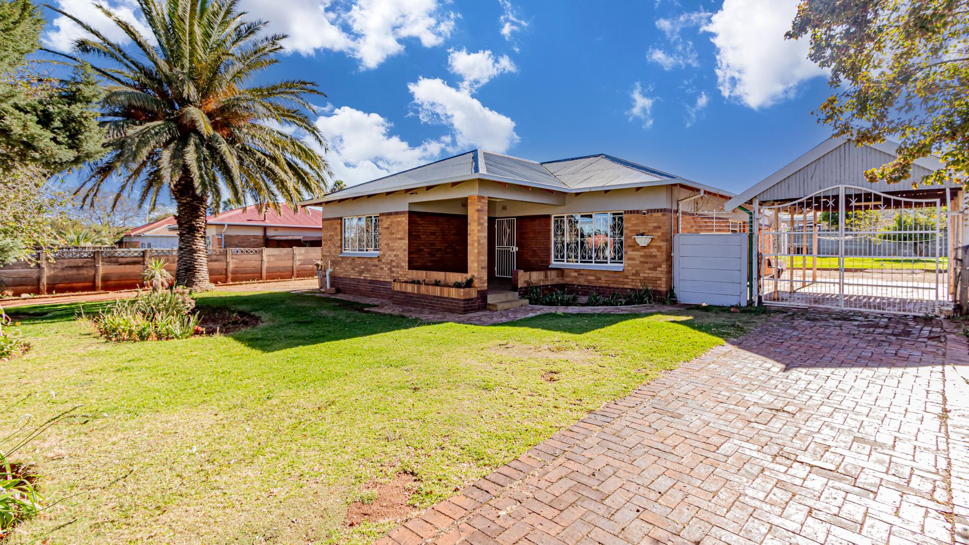 3 Bedroom House for sale in Roodepoort P24114555360