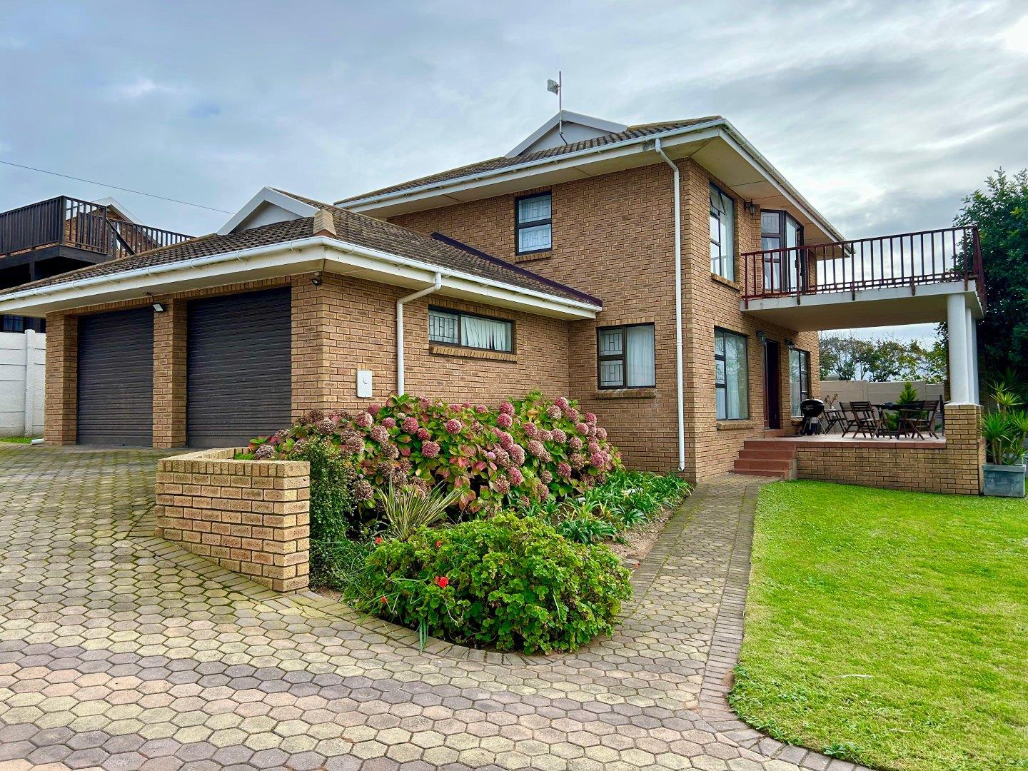 3 Bedroom House for sale in Hartenbos Central P24114555376