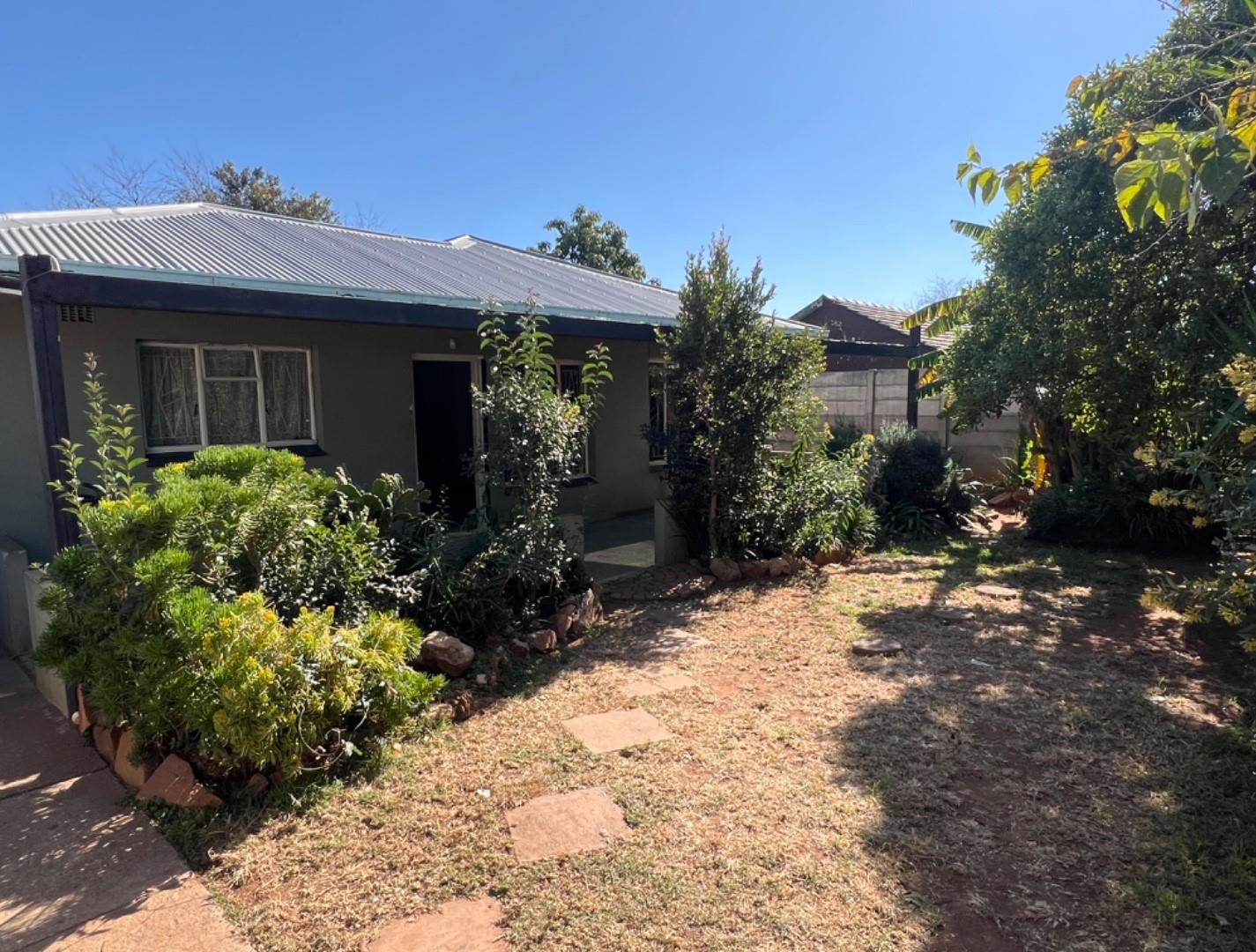 4 Bedroom House for sale in Sophiatown P24114555641