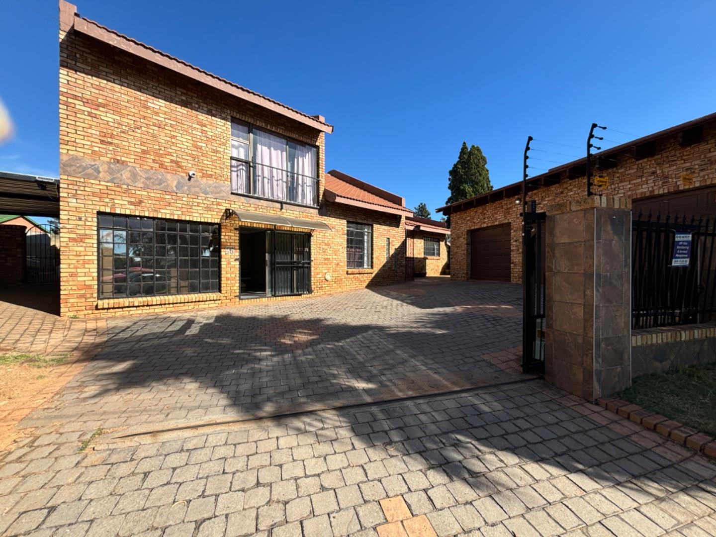 3 Bedroom House for sale in Rant En Dal 25 Volstruis Street P24