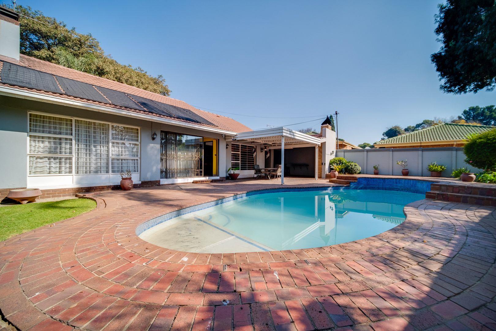 5 Bedroom House for sale in Parkhill Gardens 5 Baird Avenue P24