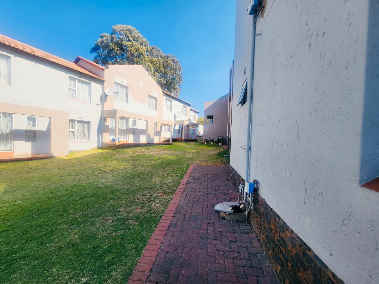 2 Bedroom House for sale in Meredale Miami Gardens P24114558858