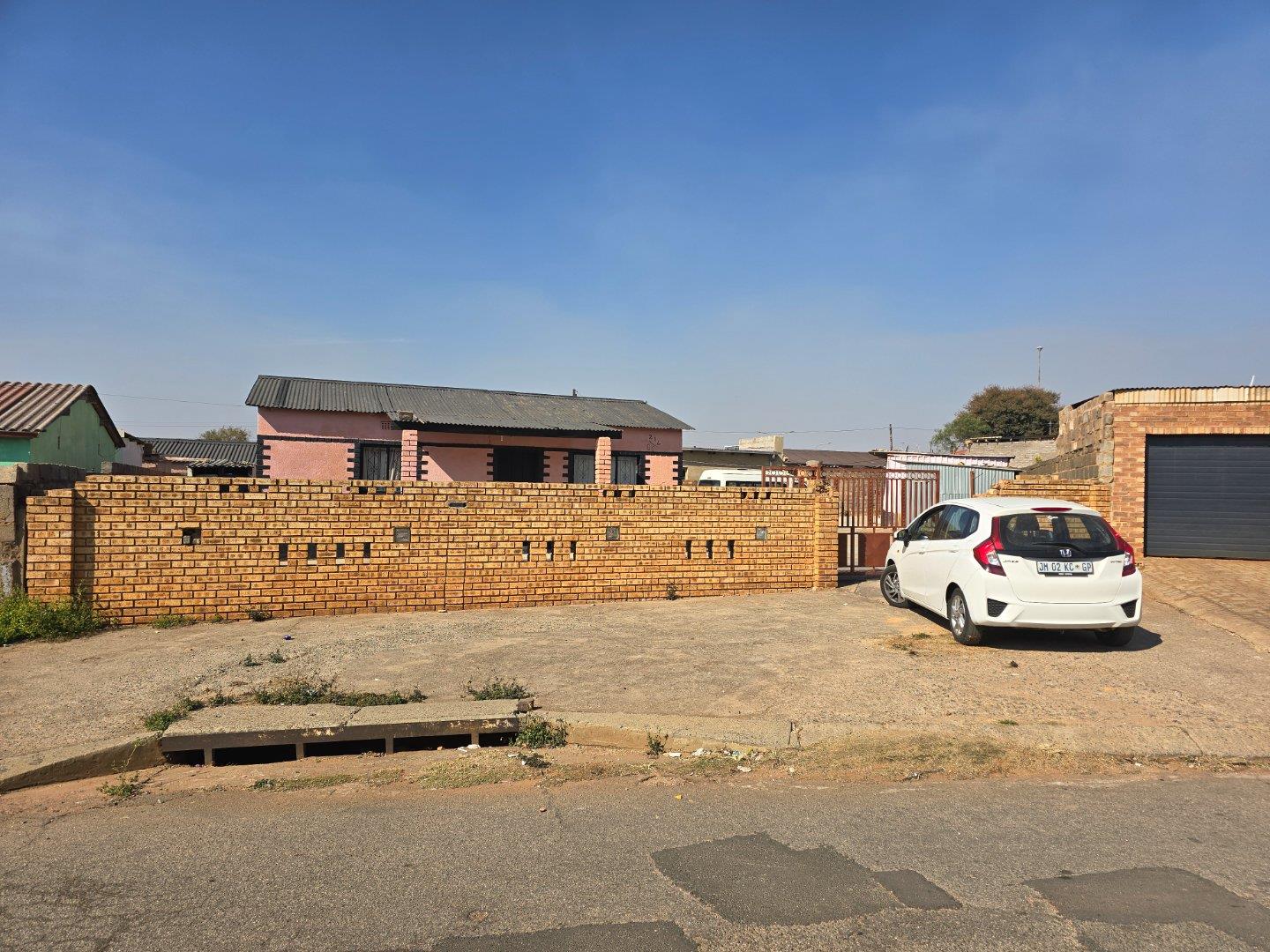 2 Bedroom House for sale in Dobsonville Ext 1 P24114559601