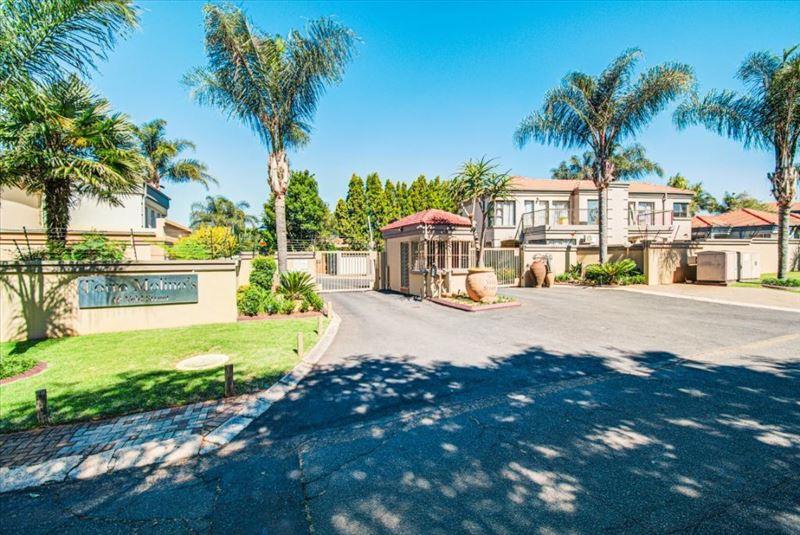 3 Bedroom Townhouse for sale in Glen Marais 27 Torro Molino ,veld
