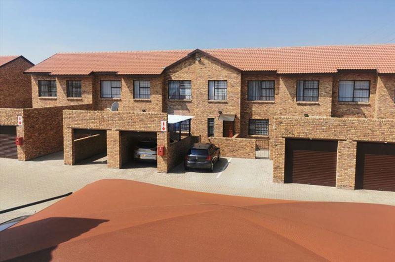 3 Bedroom Townhouse for sale in Crystal Park 163 THE Orchards ,10 Von