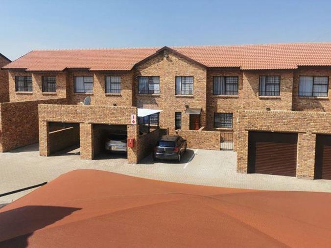 3 Bedroom Townhouse for Sale in Crystal Park