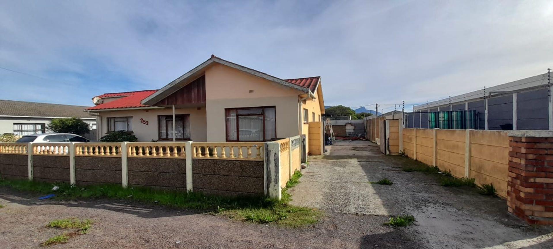 3 Bedroom House for sale in Grassy Park P24114560843