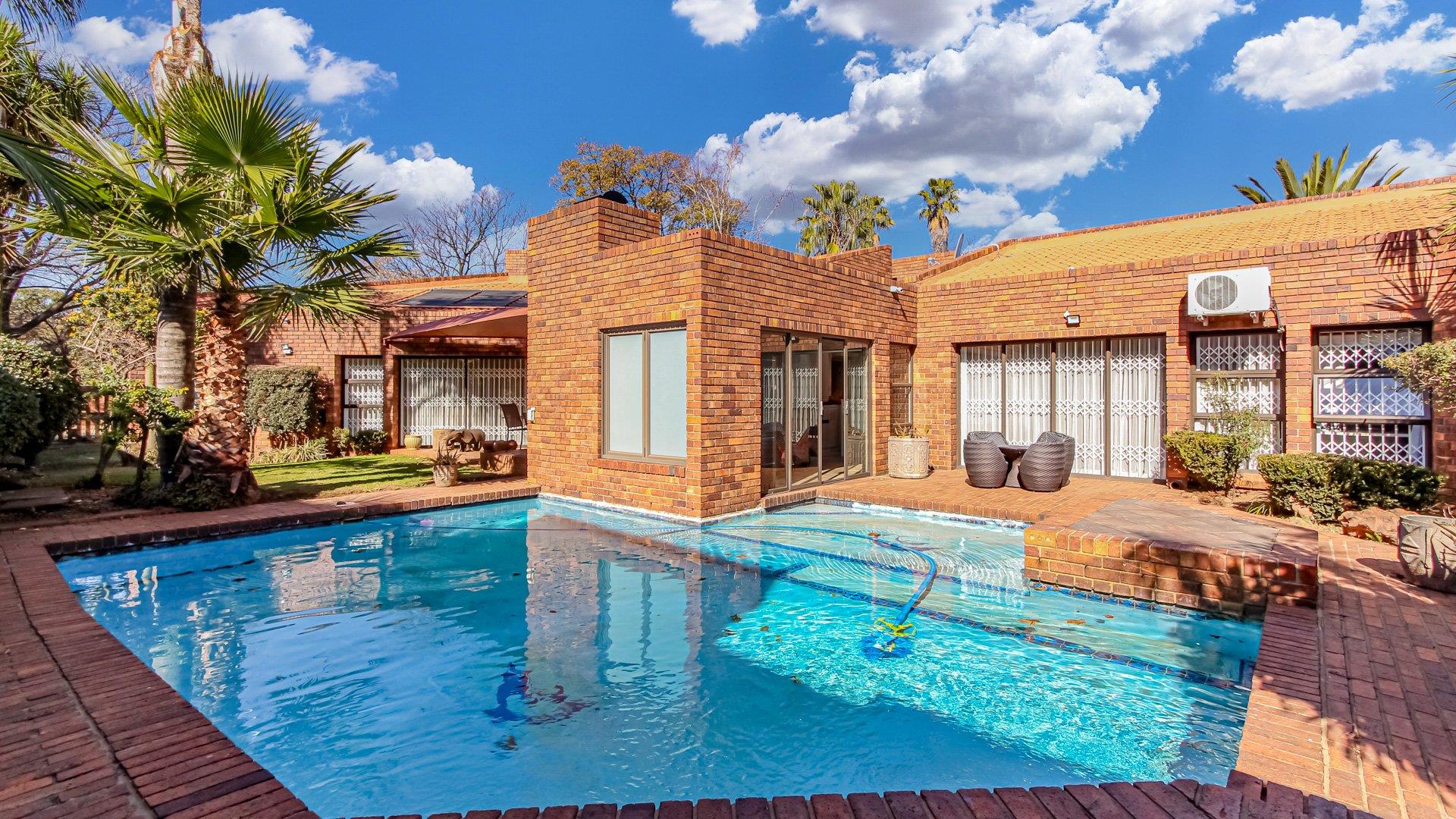 4 Bedroom House for sale in Lakefield P24114561330